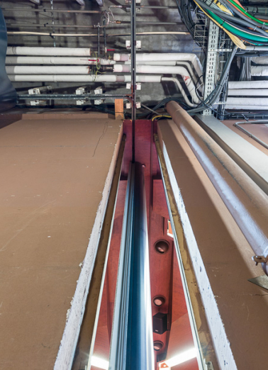 Salle des Assemblées : vue du système de rails pour faire coulisser manuellement la cloison. © Région Bourgogne-Franche-Comté, Inventaire du patrimoine