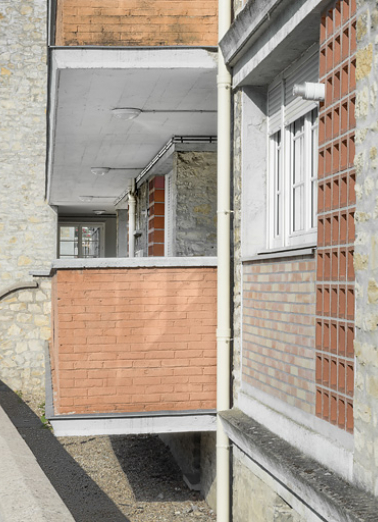 Bâtiment D : façade antérieure, galerie de desserte du rez-de-chaussée. © Région Bourgogne-Franche-Comté, Inventaire du patrimoine