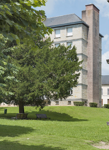 Vue sur la façade postérieure du bâtiment B depuis le bâtiment C. © Région Bourgogne-Franche-Comté, Inventaire du patrimoine