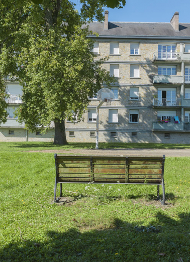 Façade postérieure du bâtiment A et mobilier urbain du parc central. © Région Bourgogne-Franche-Comté, Inventaire du patrimoine