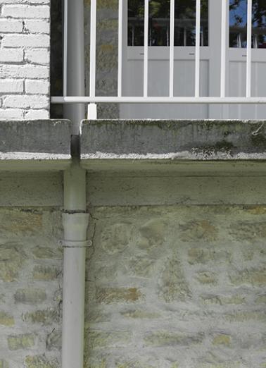 Façade postérieure du bâtiment A : détail du bandeau formant plancher du balcon du rez-de-chaussée. © Région Bourgogne-Franche-Comté, Inventaire du patrimoine