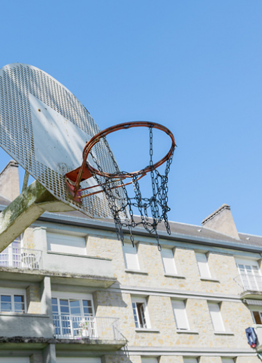 Façade postérieure du bâtiment A et mobilier urbain. © Région Bourgogne-Franche-Comté, Inventaire du patrimoine