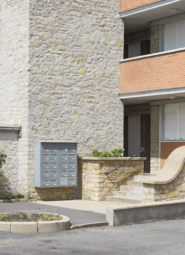 Façade antérieure du bâtiment A : accès aux galeries de desserte des appartements. © Région Bourgogne-Franche-Comté, Inventaire du patrimoine