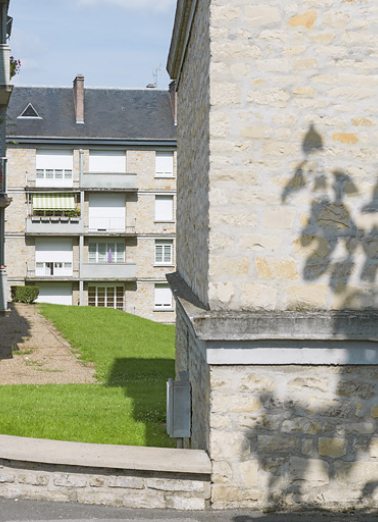 Bâtiment A et vue sur la façade postérieure du bâtiment C. © Région Bourgogne-Franche-Comté, Inventaire du patrimoine