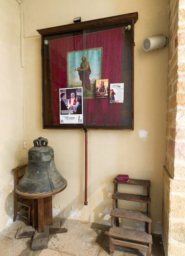 Cloche déposée dans le vestibule. © Région Bourgogne-Franche-Comté, Inventaire du patrimoine