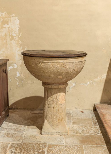 Vue rapprochée des fonts baptismaux, avec couvercle. © Région Bourgogne-Franche-Comté, Inventaire du patrimoine
