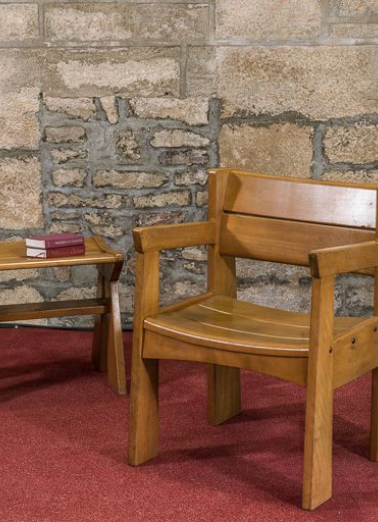 Vue d'ensemble d'un fauteuil de célébrant et d'un tabouret de célébrant Stella. © Région Bourgogne-Franche-Comté, Inventaire du patrimoine