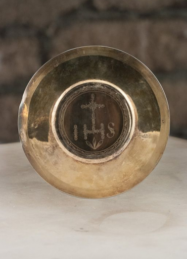 Vue d'ensemble de la patène. © Région Bourgogne-Franche-Comté, Inventaire du patrimoine Vue d'ensemble de la patène. © Région Bourgogne-Franche-Comté, Inventaire du patrimoine
