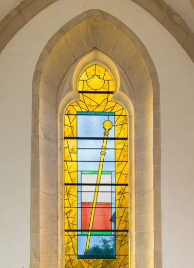 Vue d'ensemble de la verrière représentant un bâton de pèlerin. © Région Bourgogne-Franche-Comté, Inventaire du patrimoine