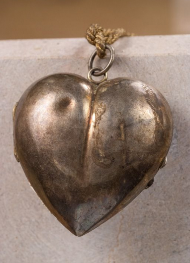 Ex-voto en forme de coeur. © Région Bourgogne-Franche-Comté, Inventaire du patrimoine
