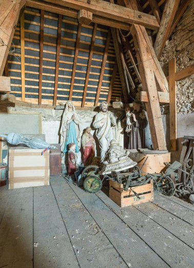 Dépôt d'objets dans les combles de la mairie. © Région Bourgogne-Franche-Comté, Inventaire du patrimoine