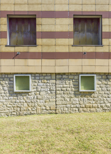 Bâtiment Binot-F, façade postérieure, détail des baies du soubassement et du rez-de-chaussée surélevé. © Région Bourgogne-Franche-Comté, Inventaire du patrimoine