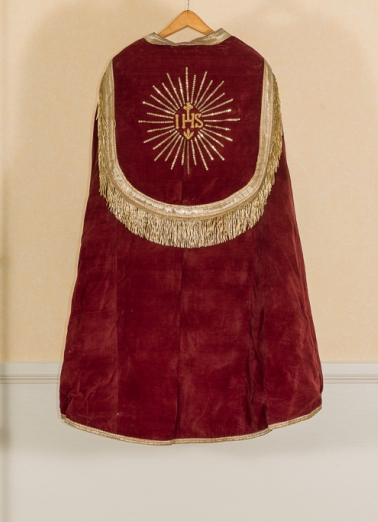 Chape rouge. © Région Bourgogne-Franche-Comté, Inventaire du patrimoine