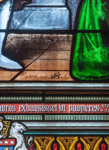 Détail de la signature de Besnard sur le vitrail de Saint Louis. © Région Bourgogne-Franche-Comté, Inventaire du patrimoine Détail de la signature de Besnard sur le vitrail de Saint Louis. © Région Bourgogne-Franche-Comté, Inventaire du patrimoine