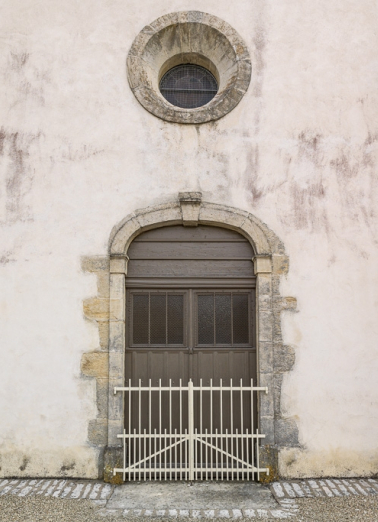 Façade, détail de la porte et de l'oculus. © Région Bourgogne-Franche-Comté, Inventaire du patrimoine