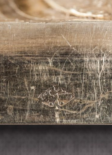 Poinçon sur la base. © Région Bourgogne-Franche-Comté, Inventaire du patrimoine Poinçon sur la base. © Région Bourgogne-Franche-Comté, Inventaire du patrimoine