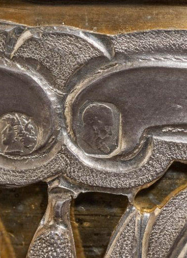 Poinçons sur la fausse coupe. © Région Bourgogne-Franche-Comté, Inventaire du patrimoine Poinçons sur la fausse coupe. © Région Bourgogne-Franche-Comté, Inventaire du patrimoine