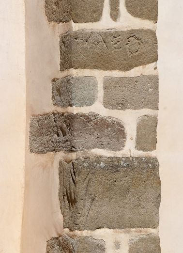 Contrefort de la nef, détail de marques dans la pierre. © Région Bourgogne-Franche-Comté, Inventaire du patrimoine