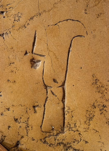 Détail d'outil de vigneron sur une dalle funéraire. © Région Bourgogne-Franche-Comté, Inventaire du patrimoine