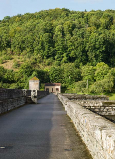 Vue générale de la maison dans l'alignement de la digue. © Région Bourgogne-Franche-Comté, Inventaire du patrimoine Vue générale de la maison dans l'alignement de la digue. © Région Bourgogne-Franche-Comté, Inventaire du patrimoine