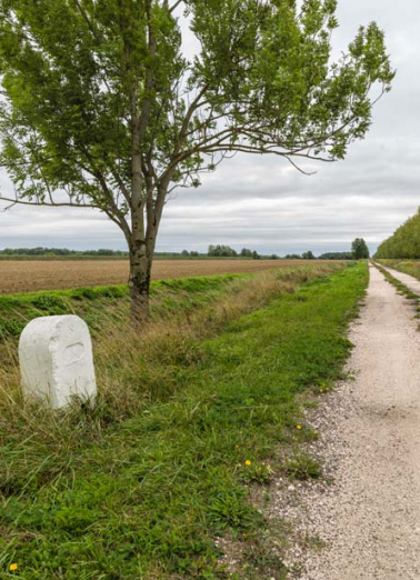 Vue d'ensemble de la borne et du chemin de halage. © Région Bourgogne-Franche-Comté, Inventaire du patrimoine