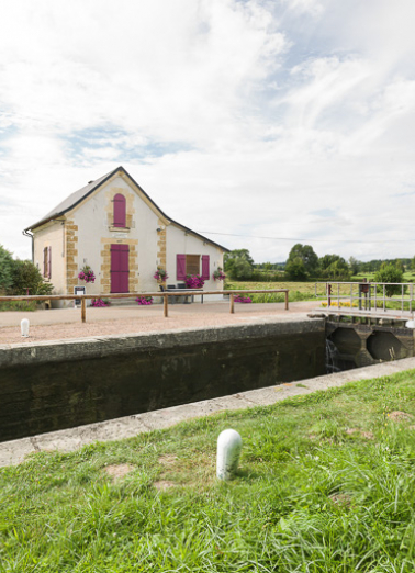 Vue du sas et de la maison éclusière. © Région Bourgogne-Franche-Comté, Inventaire du patrimoine