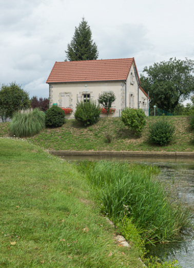Vue de la maison éclusière et du canal. © Région Bourgogne-Franche-Comté, Inventaire du patrimoine