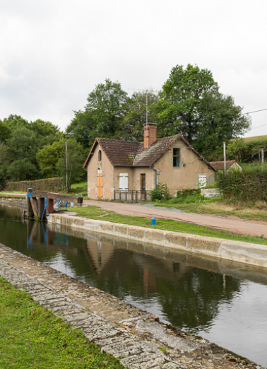 Vue du site et de la maison éclusière. © Région Bourgogne-Franche-Comté, Inventaire du patrimoine