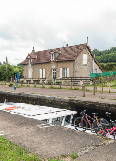 Vue du sas et de la maison éclusière. © Région Bourgogne-Franche-Comté, Inventaire du patrimoine