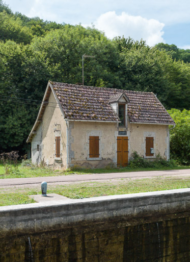 Vue du sas et de la maison éclusière. © Région Bourgogne-Franche-Comté, Inventaire du patrimoine