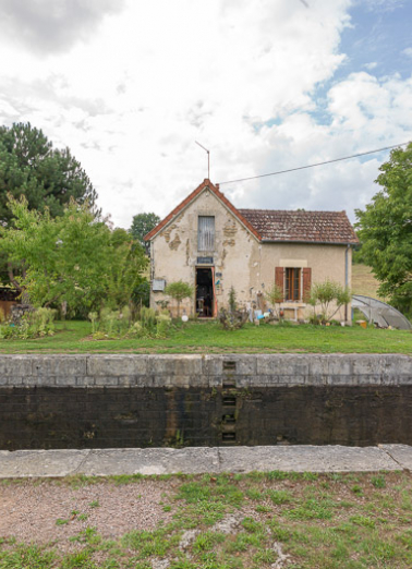 Vue du sas et de la maison éclusière. © Région Bourgogne-Franche-Comté, Inventaire du patrimoine