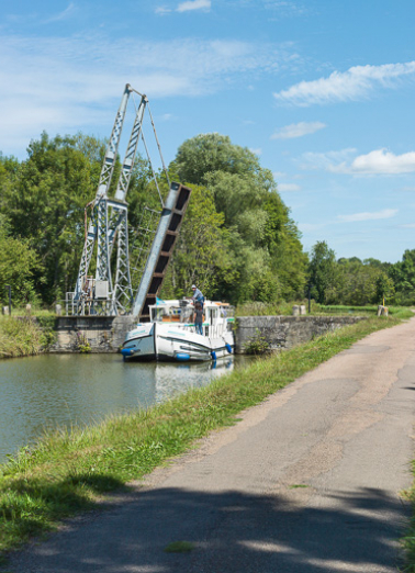 Vue du pont mobile, au passage d'un bateau. © Région Bourgogne-Franche-Comté, Inventaire du patrimoine