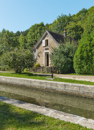 Vue du sas et de la maison éclusière. © Région Bourgogne-Franche-Comté, Inventaire du patrimoine