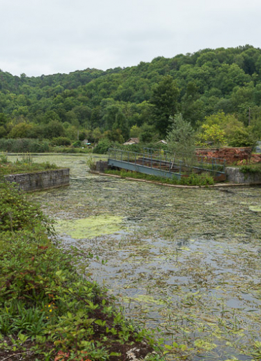 Vue du site, où subsiste l'ossature métallique du pont tournant. © Région Bourgogne-Franche-Comté, Inventaire du patrimoine