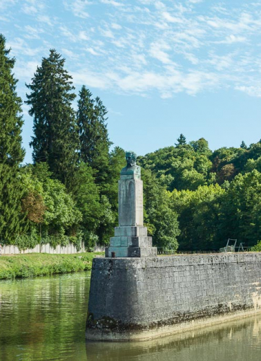 Vue du buste de Jean Rouvet, inventeur des flottages du bois, à l'entrée du pertuis.  © Région Bourgogne-Franche-Comté, Inventaire du patrimoine