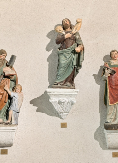 La statue de saint Laurent est à droite. Au centre, le Bon Pasteur. A gauche, saint Matthieu. © Région Bourgogne-Franche-Comté, Inventaire du patrimoine