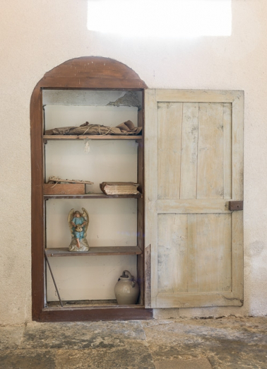 Nef, deuxième travée, élévation sud, porte murée transformée en placard. © Région Bourgogne-Franche-Comté, Inventaire du patrimoine