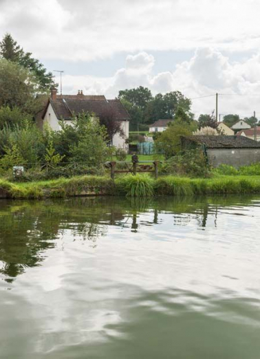 Vue de la prise d'eau, avec le canal au premier plan. © Région Bourgogne-Franche-Comté, Inventaire du patrimoine