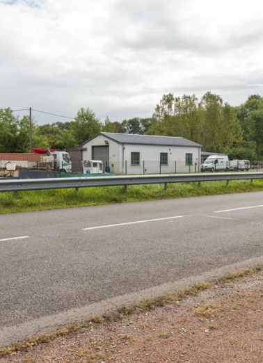 Vue du site. L'aqueduc passe sous la route (au premier plan), le canal (derrière la glissière) et le bâtiment. Il relie la Bourbince à l'étang. © Région Bourgogne-Franche-Comté, Inventaire du patrimoine