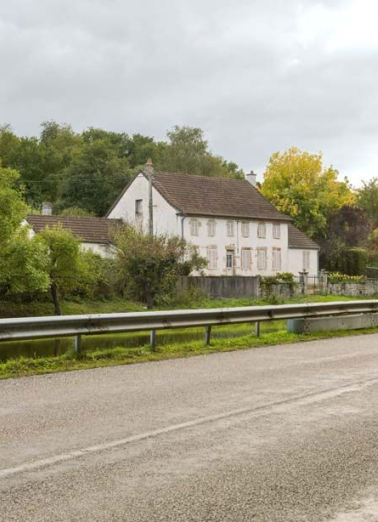 Vue d'ensemble de la demeure et du canal. © Région Bourgogne-Franche-Comté, Inventaire du patrimoine