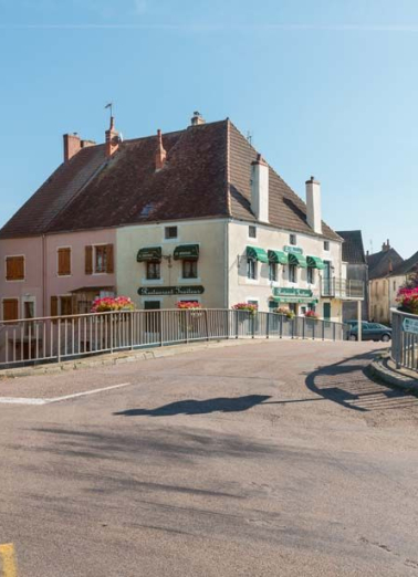 Vue d'ensemble du pont sur le canal et du café. © Région Bourgogne-Franche-Comté, Inventaire du patrimoine