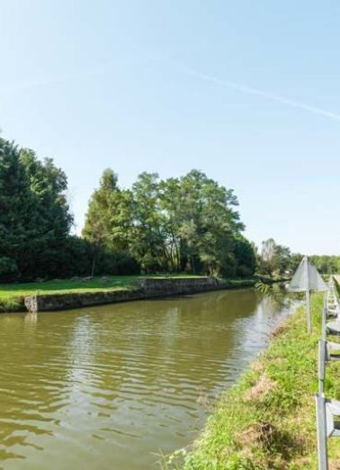 Vue du quai en moellon de calcaire qui permettait de charger les bateaux. © Région Bourgogne-Franche-Comté, Inventaire du patrimoine
