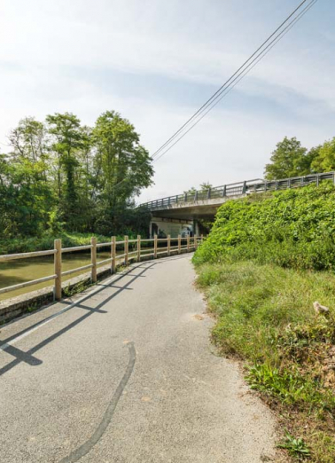 Vue d'ensemble du pont et du canal. © Région Bourgogne-Franche-Comté, Inventaire du patrimoine