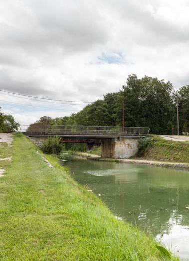 Vue d'ensemble du pont au premier plan et du pont ferroviaire en arrière plan. © Région Bourgogne-Franche-Comté, Inventaire du patrimoine