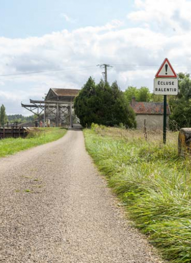 Vue d'ensemble de l'écluse, du chemin de halage et de la borne. © Région Bourgogne-Franche-Comté, Inventaire du patrimoine