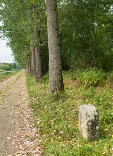 Vue d'ensemble du chemin de halage et de la borne. © Région Bourgogne-Franche-Comté, Inventaire du patrimoine