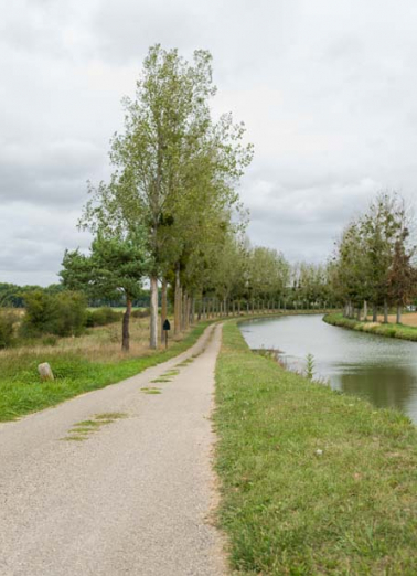 Vue d'ensemble du chemin de halage et de la borne. © Région Bourgogne-Franche-Comté, Inventaire du patrimoine
