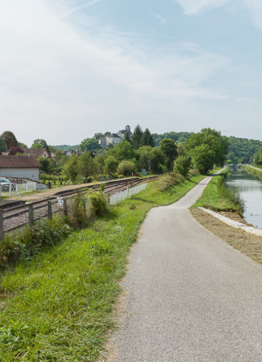 Vue du village depuis le chemin de halage du canal. © Région Bourgogne-Franche-Comté, Inventaire du patrimoine