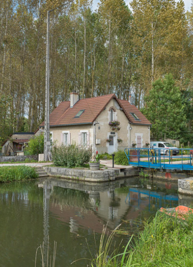 Vue du sas et de la maison éclusière. © Région Bourgogne-Franche-Comté, Inventaire du patrimoine