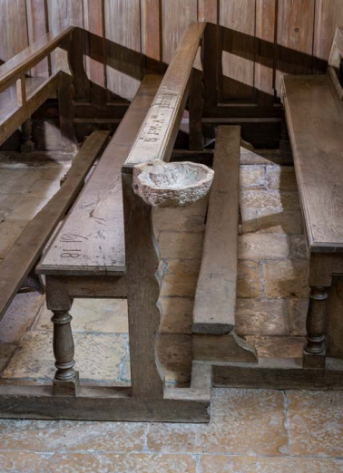 Banc de fidèle avec bénitier incrusté à l'angle. © Région Bourgogne-Franche-Comté, Inventaire du patrimoine